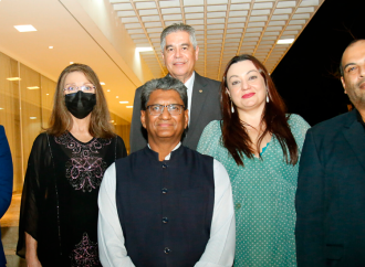 Embaixador da Índia recebe jornalistas ABRAJINTER para jantar casual em Brasília