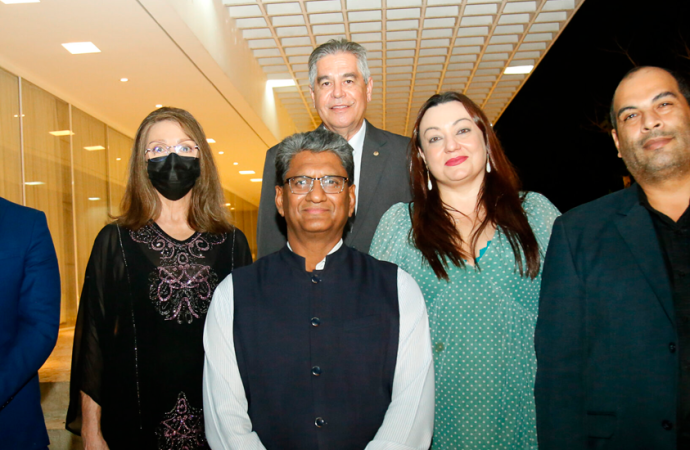 Embaixador da Índia recebe jornalistas ABRAJINTER para jantar casual em Brasília